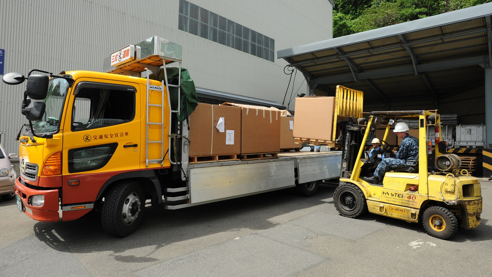 Un entrepôt avec des cartons et un système de gestion logistique