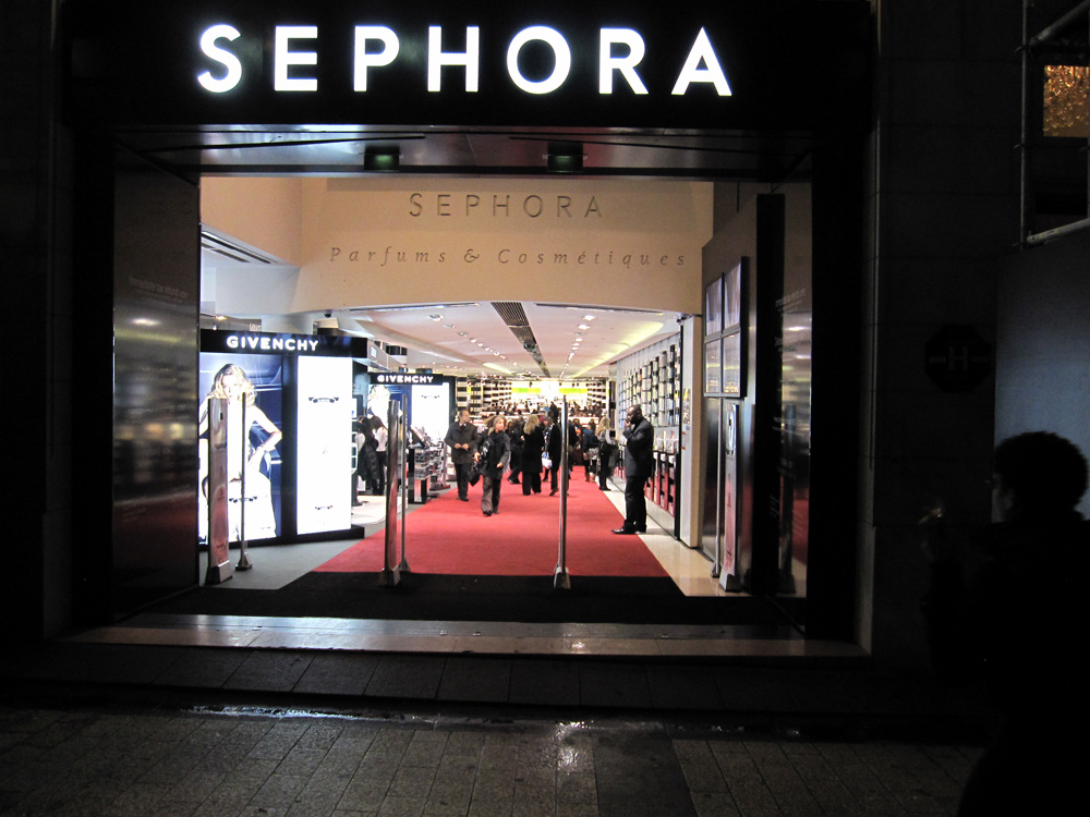 Paris shopping street