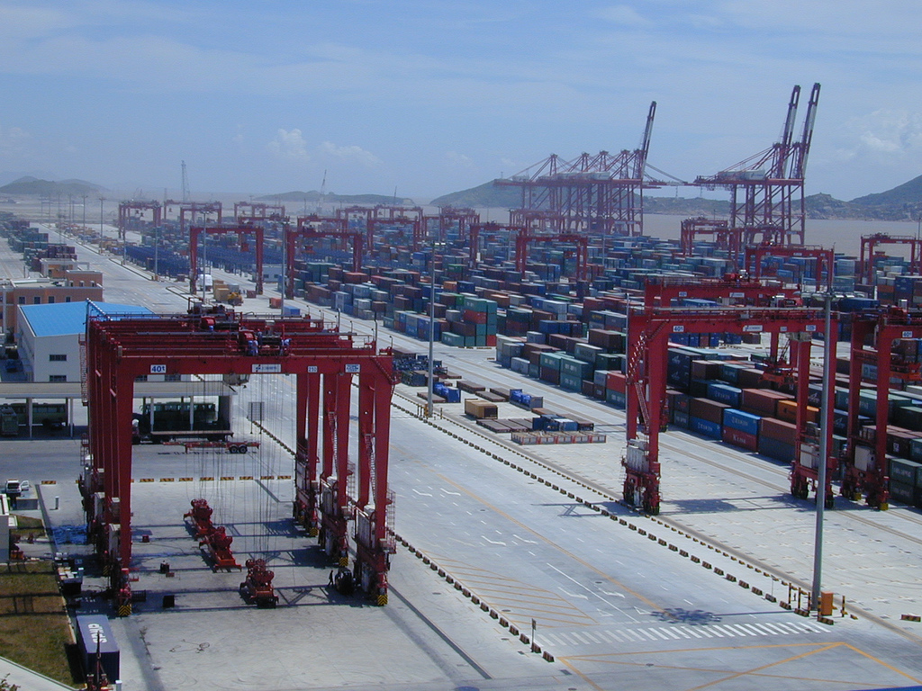 Port de conteneurs avec grues de chargement
