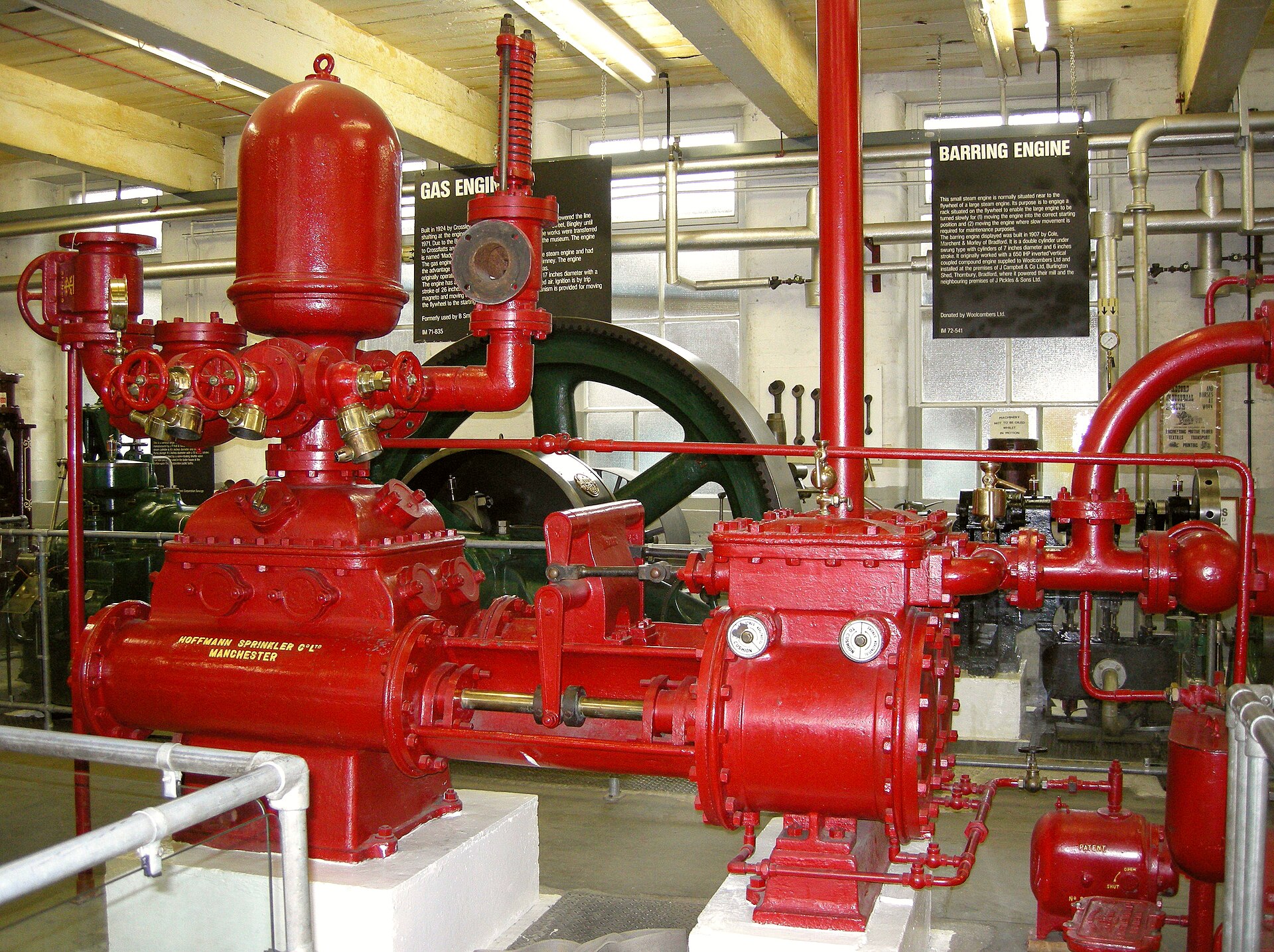 Salle de contrôle industrielle avec opérateurs